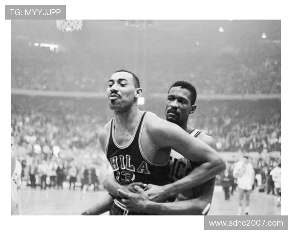 张伯伦内线单打高效主导，对比拉塞尔防守主导篮板