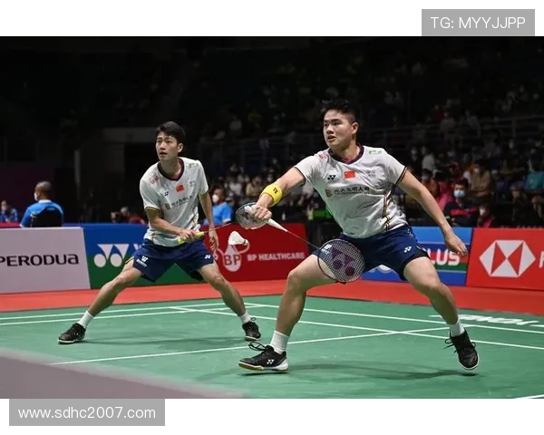 梁伟铿球场上超拼，回家却被家里那只“抢遥控器”的狗气得不行？