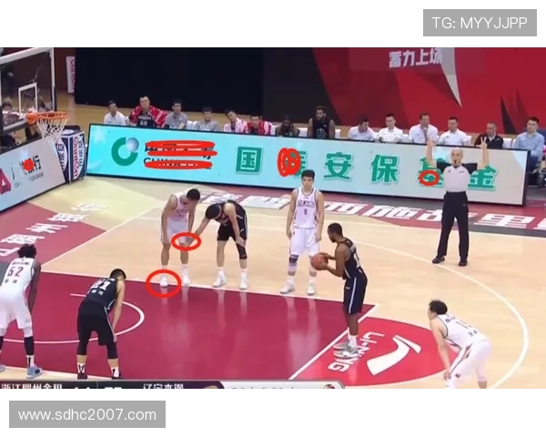 篮下空中对抗判罚要点解析：判断尺度与吹罚时机详解